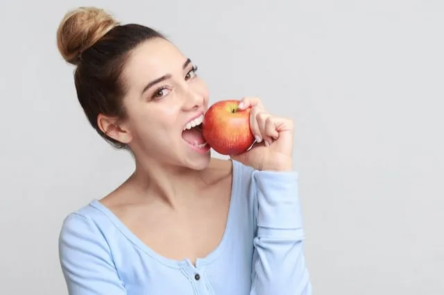 6 beneficios de comer una manzana todos los días